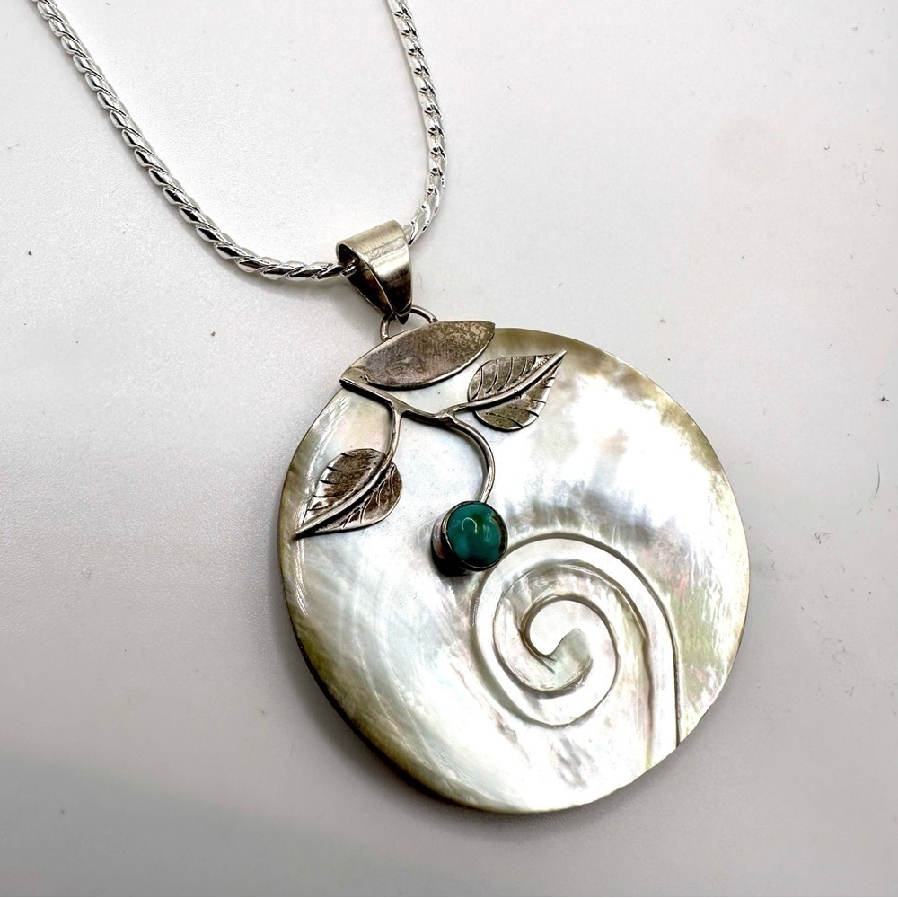Mother of Pearl and Sterling Silver Circle Pendant Chain Necklace | N223
